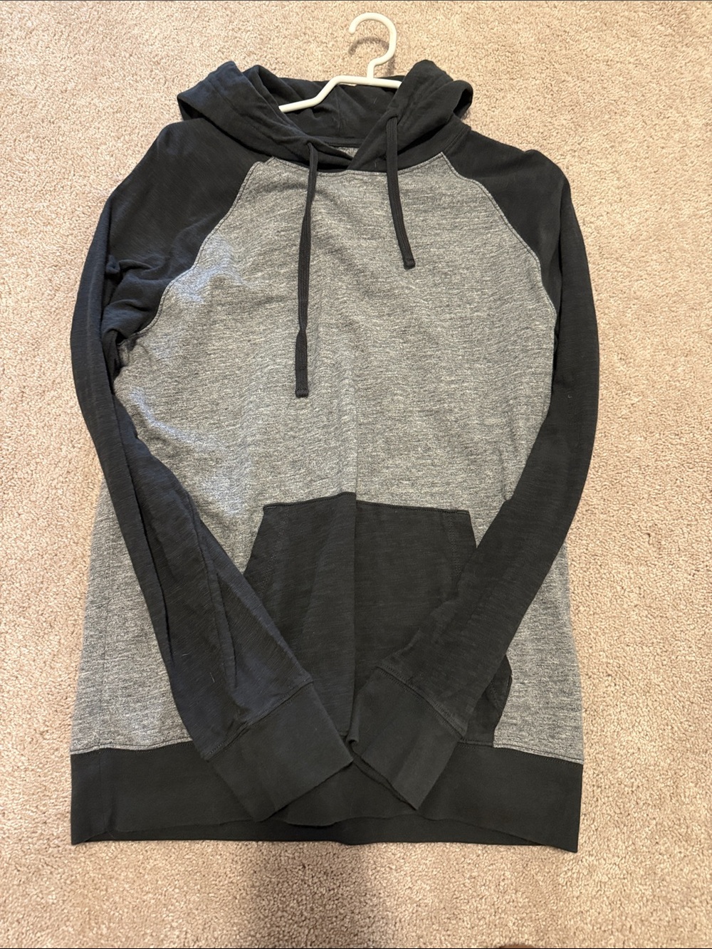 American Eagle Outfitters Men's Gray and Black Raglan Hoodie